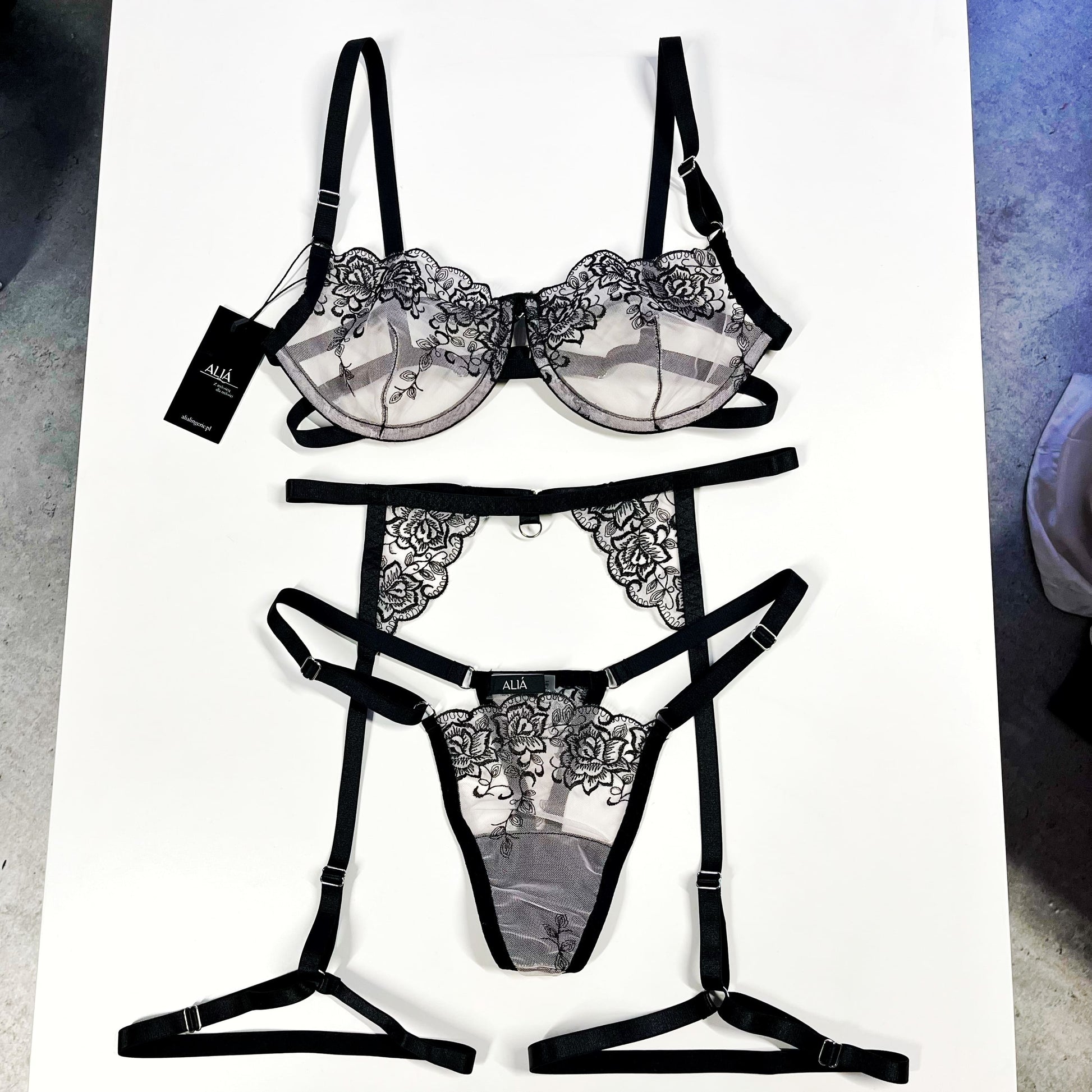 Koronkowa bielizna szyta ręcznie na miarę. Ekskluzywne eleganckie komplety, koronkowy biustonosz i stringi, pas na talię i uda. Damska bielizna na zamówienie, szyta w Polsce. Sklep z bielizną. Koronkowe gorsety szyte i robione na miarę. Personalizowana bielizna. Biustonosz na fiszbinach, majtki stringi, dekoracyjny pas. Alia Lingerie. Kraków bielizna, Warszawa bielizna, brafiterka, braffiting. Otwarty sexy komplet, erotyczna bielizna, komplet z łańcuszkami i wycięciami