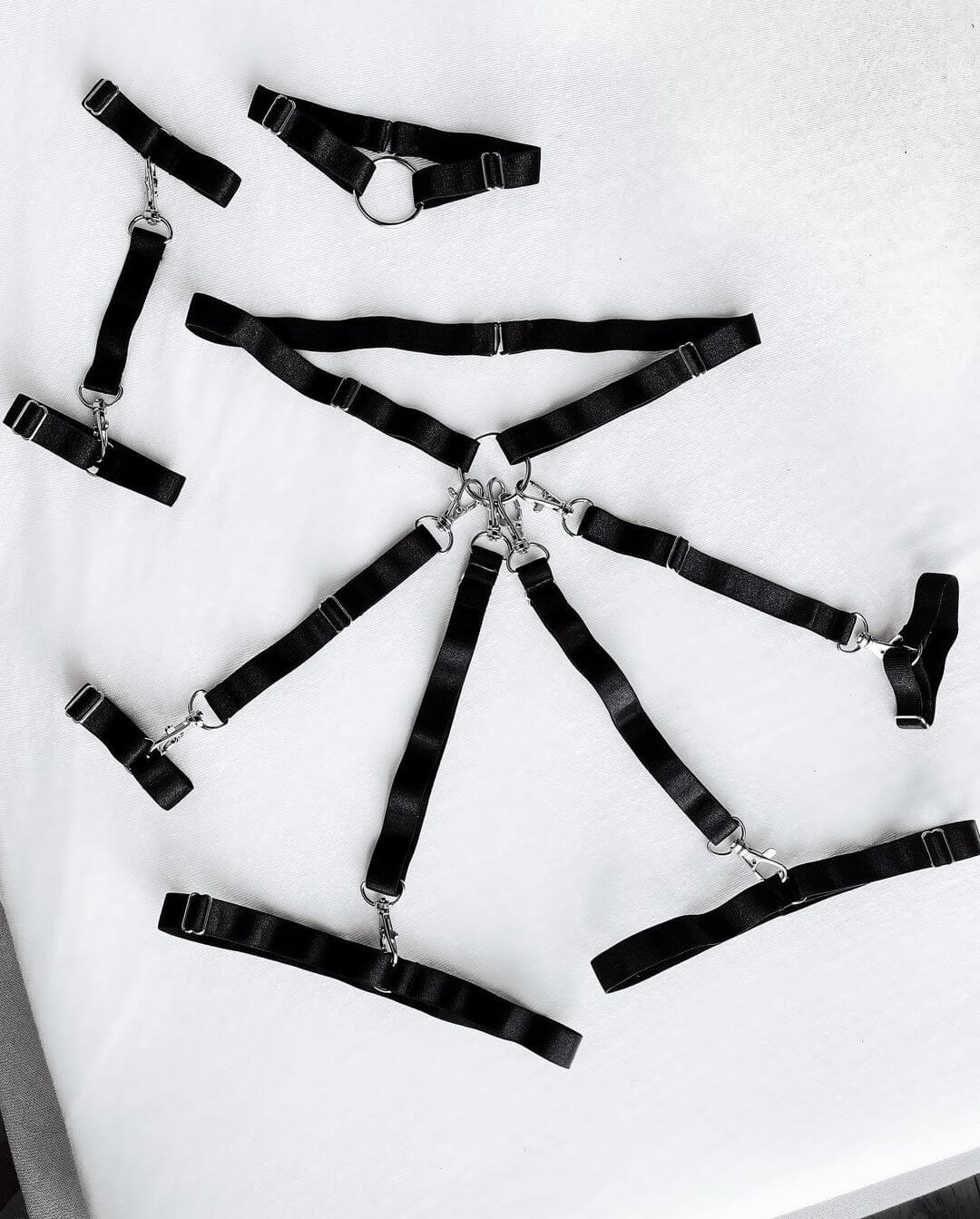 Seksowny zestaw akcesoria z gum, choker, kajdanki